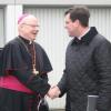 Dekan Pfarrer Werner Dippel begrüßte Bischof Konrad Zdarsa (links) in Burgheim.