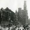 Augsburg nach dem Bombenangriff in der Nacht von 25. auf 26. Februar 1944. Im Hintergrund zu sehen das Rathaus und der Perlachturm.