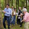 Mit den Augen eines Forstbeamten zu sehen und für die Fällung geeignete Bäume zu erkennen lernten Stadträte und Bürgermeister Mathias Neuner beim Waldbegang in der Spergersleite. 