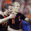 Rafael van der Vaart (l) freut sich mit Arjen Robben über sein Tor gegen die Slowakei. Foto: Stanley Gontha dpa
