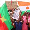 Befürworter des Putschs halten eine Flagge von Burkina Faso (l) und Niger hoch. Die beiden Länder haben einen Pakt geschlossen.