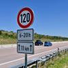 auf Höhe Raststätte Edenbergen, Autobahn A 8, Blick Fahrtrichtung München, Tempobegrenzung auf 120 km/h von 6-20 Uhr