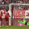"Bayern-Dusel"?Münchens Thomas Müller verwandelt gegen den FC Augsburg einen Strafstoß zum 2:1-Endstand.