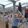 Über sechzig Freiwillige beteiligten sich am Aufbau des Zelts für die Festwoche in Thierhaupten. 	