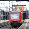 Das „Bähnle“ aus Weißenhorn fährt im Neu-Ulmer Bahnhof ein.