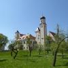 Romantisch präsentiert sich Schloss Hofhegnenberg im Frühling von Nordosten.