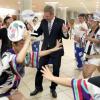 Bundespräsident Wulff tanzt im Otsuka-Kunstmuseum in Naruto spontan mit einer zur Begrüßung angetretenen Volksgruppe. Foto: Wolfgang Kumm dpa