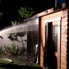 In der Nacht zum Freitag ist eine Gartenhütte in Bayerdilling zur Hälfte abgebrannt. Feuerwehren aus der gesamten Umgebung waren mit rund 75 Kräften im Einsatz.