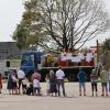 Bei der Open-Air-Messe nach dem Unwetter in Kissing dient ein ungewöhnliches Provisorium als Bühne: Pfarrer, Ministrantinnen und Ministranten stehen auf der Ladefläche eines Lkw. 