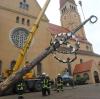 In rekordverdächtiger Zeit ist der Maibaum im Augsburger Stadtteil Pfersee aufgestellt worden.