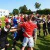 Freude und Erleichterung: Spielertrainer David Ibraimovic (vorne links) und seine Mannschaft vom SC Rohrenfels feiern nach dem 2:0-Sieg gegen Berg im Gau ausgelassen den Klassenerhalt. Foto: Daniel Worsch