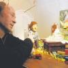 Ulrich Noethen übernimmt im Puppentheatermuseum „Die Kiste“ die Patenschaft für die Marionette „Herr Taschenbier“ (links), den Sams-Papa. 