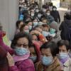 In Hongkong stehen Menschen Schlange, um Mundschutzmasken gegen das Coronavirus zu kaufen.