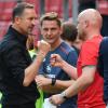 Der Mainzer Sportvorstand Rouven Schröder (r) im Gespräch mit FSV-Cheftrainer Achim Beierlorzer.