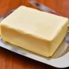 Laut der Süddeutschen Butter-und Käsebörse kosten 250 Gramm Markenbutter derzeit 1,50 Euro - 2,93 Deutsche Mark.