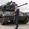 Bundeskanzler Olaf Scholz (SPD) vor einem Flugabwehrkanonenpanzer Gepard. Gerät sein Versprechen, mehr in die Verteidigung zu investieren, ins Wanken?