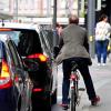 Warten auf Grün. Will der Radfahrer geradeaus, der Autofahrer aber rechts abbiegen, kann es an Kreuzungen wie hier in der Hermanstraße zu Konflikten kommen.