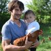 Immer wieder nimmt Sebastian Winkler auch seine Tochter Elisa mit bei seinen regelmäßigen Hühner-Besuchen.