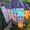 Das Hohe Schloss in Bad Grönenbach aus der Vogelperspektive. So erkennt man genau die Anbauten von verschiedenen Besitzern. Rechts zu sehen ist der sogenannte Fuggeranbau. Vorn mit dem grünlichen Dach steht der Anbau der Fürstäbte.