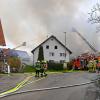 Ein großes Aufgebot an Einsatzkräften kämpft gegen die Flammen an einem landwirtschaftlichen Anwesen in Scheuring. Das Wohnhaus konnte bisher geschützt werden.