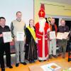 Die Geehrten des Imkervereins Holzheim mit dem Nikolaus: Erich Gah, Hermann Klein, Honigkönigin Sabina Winkler, "Nikolaus", Leo Schaudi, Alfons Wiedemann und Alois Schuster. Foto: Gah