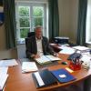 Der Rathauschef der Gemeinde Holzheim, Simon Peter, hat viel zu tun. Peter beerbt Erhard Friegel nach seiner 30-jährigen Amtszeit als Bürgermeister. 
