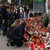 Trauer am Stadionzaun: Fans legten Blumen und Kerzen für die bei einem Autounfall tödlich verunglückten und schwer verletzten FCA-Anhänger nieder.