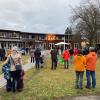 Heiligabend in St. Johannes: Die Evangelische Gemeinde in Königsbrunn feierte Gottesdienste im Freien. Unter anderem wurde ein  Stabpuppenspiel aufgeführt. Am Balkon erschien außerdem ein Engel und rief: "Fürchtet euch nicht!"
