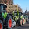 Mit einem Traktor-Konvoi demonstrieren Bauern gegen Subventionskürzungen.