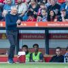 Trainer Christian Streich von SC Freiburg läuft gestikulierend am Spielfeldrand entlang.