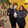 Daniela (rechts) und Sarah Rehm bieten Weihnachtsschmuck statt auf dem Augsburger Christkindlesmarkt jetzt im Eiscafé Sommacal an.