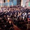 Mit einem schönen und teilweise ungewöhnlichen Programm erfreuten Chöre und Instrumentalensembles beim Weihnachtskonzert des Rhabanus-Maurus-Gymnasiums in St. Ottilien. Das Bild zeigt den großen Chor und das Orchester.