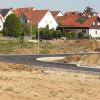 Jetzt kann im „Brunnenfeld IV“ in Buchdorf gebaut werden. Die Sraßen sind schon mal fertig. Ein neuer Kinderhort sollen in unmittelbarer Nachbarschaft zu den bisher bestehenden Einrichtungen für die Jüngsten in Buchdorf entstehen. 