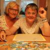 Sandra Miller (rechts) puzzelt für ihr Leben gerne und liebt Schmuck. Im Alltag ist die 42-Jährige auf die Hilfe ihrer Mutter Amalie angewiesen. 	