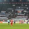 "Macht es wie die Verbände - schaut nicht hin": Am letzten Spieltag der Bundesliga vor der WM-Pause protestierten viele Fanszenen, hier beim FC Augsburg, gegen die WM in Katar.