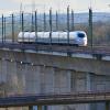 Über die Neubaustrecke München-Berlin sollten Passagiere schneller ans Ziel kommen. Doch zwei Drittel der Züge waren unpünktlich. 