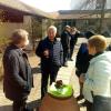 Pfarrer Hans Schneider wurde nach fast 17 Jahren als Ruhestandspfarrer in Dießen verabschiedet. Das Foto zeigt ihn mit Pfarrer Josef Kirchensteiner und der langjährigen Pfarrsekretärin Angelika Mayr.