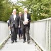 Der Europa-Abgeordnete Markus Ferber und Königsbrunns Bürgermeister Franz Feigl führten die Gäste der Einweihungsfeier über die neu gebaute Schaffner-Bruck.