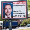 Wo ist Jan Marsalek? Sogar auf Großplakaten fahndet in Deutschland die Polizei nach dem früheren Vorstand des Skandal-Unternehmens Wirecard. 	