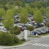 Der Parkplatz des Landsberger Klinikums ist oft voll belegt. Jetzt soll sich die Situation durch eine Überwachung verbessern. 