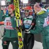 Die pure Freude: Markus Eisenbichler (Mitte) freut sich über seinen Sprung bei der Vierschanzentournee in Oberstdorf. Stephan Leyhe (links) und Karl Geiger gratulieren.