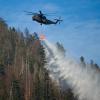 Hubschrauber versuchen das Feuer am Schwarzberg bei Lenggries aus der Luft zu löschen.