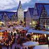 Der Weihnachtsmarkt in Monheim wirkt - eingebettet in die malerische Häuserkulisse - besonders heimelig.