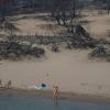 Hinten die verbrannte Vegetation, vorn das Mittelmeer. Ein Strand bei Gennadi auf Rhodos.