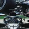 Der Red-Bull-Rennwagen von Max Verstappen schlägt mit dem Hinterrad auf das Cockpit des Mercedes von Lewis Hamilton ein. 	