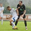 Immer nah am Mann: Gundelfingens Co-Spielertrainer Stefan Heger (rechts) ließ im strömenden Regen Paul Schemat keinerlei Freiraum. Foto: Walter Brugger