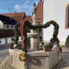 Seit Palmsonntag schmückt der Osterbrunnen jetzt den Vorplatz der Kirche.