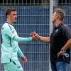 Paderborns Trainer Lukas Kwasniok (r) verabschiedet Max Kruse.