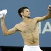 Novak Djokovic schmeißt sein Shirt in die Menge. 