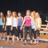 Elf Mädchen und ein Bub des Unterstufenchores eröffneten das Sommerkonzert mit Gesang und zugleich Tanz-Choreografie. 